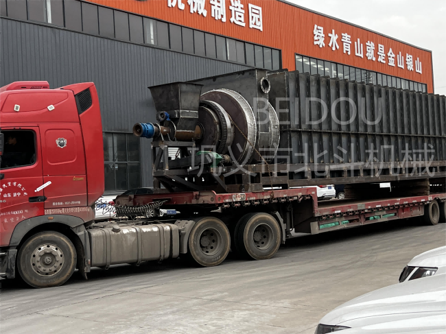 連續(xù)式椰殼炭化設(shè)備裝車(chē)發(fā)往海南