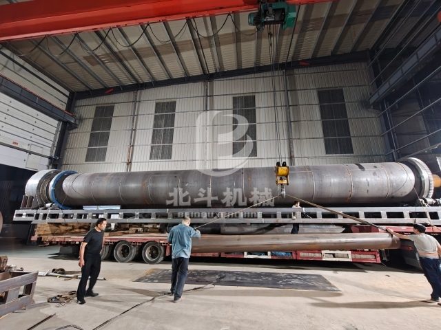 大型烘干炭化設(shè)備4車(chē)齊發(fā),每車(chē)都裝得滿滿當(dāng)當(dāng)